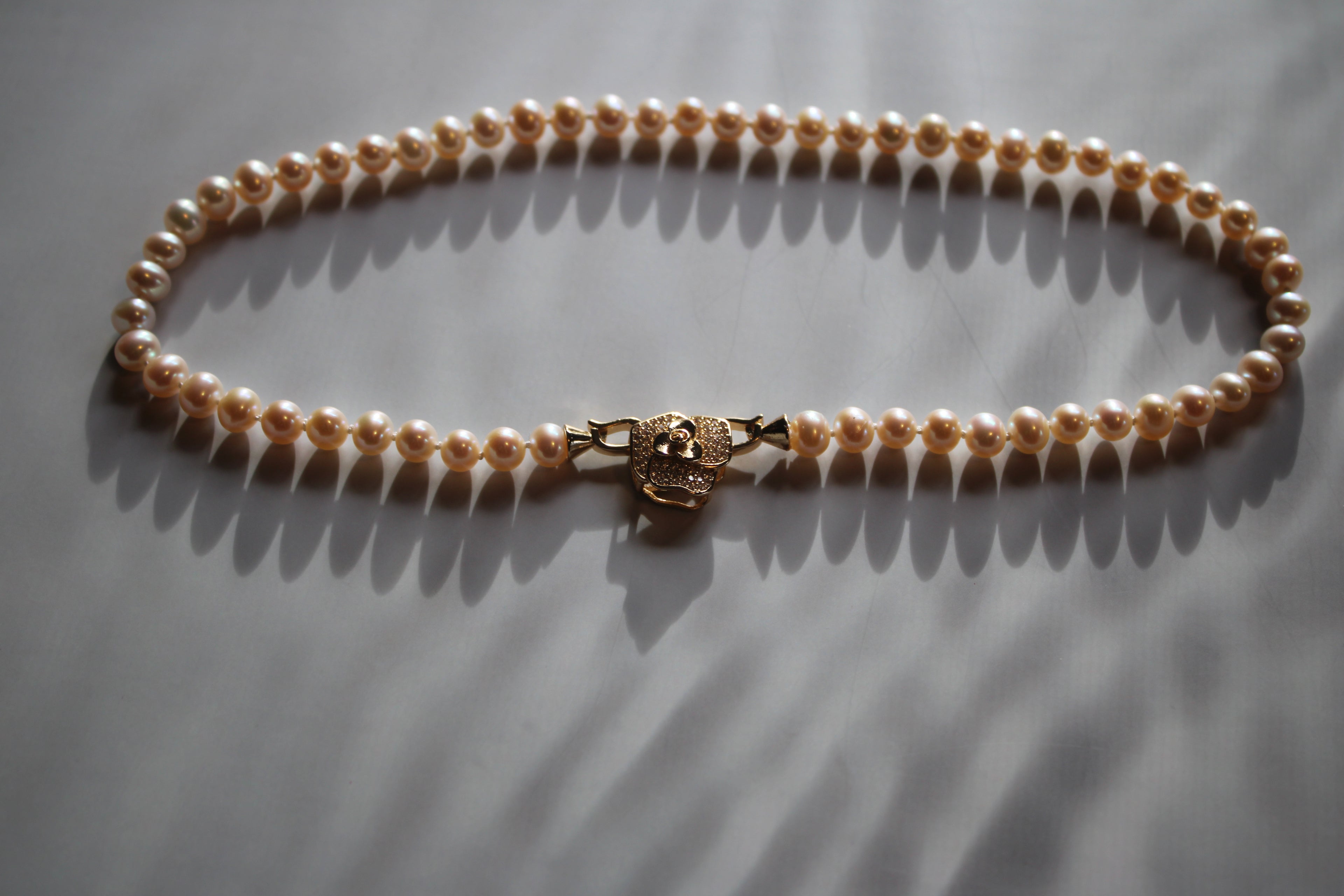 AAA grade white freshwater pearl necklace with high luster and golden flower clasp