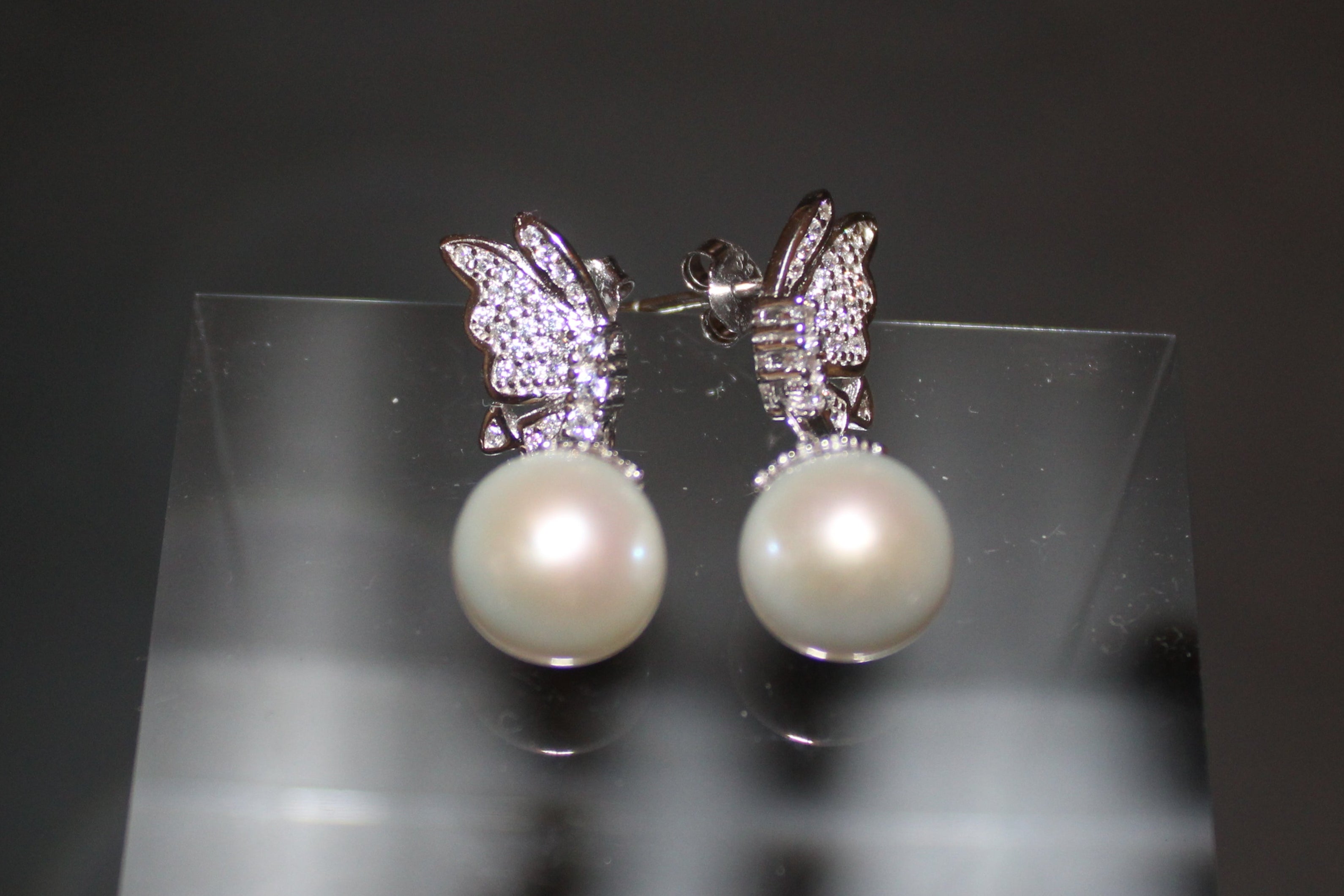 Edison pearl butterfly earringa