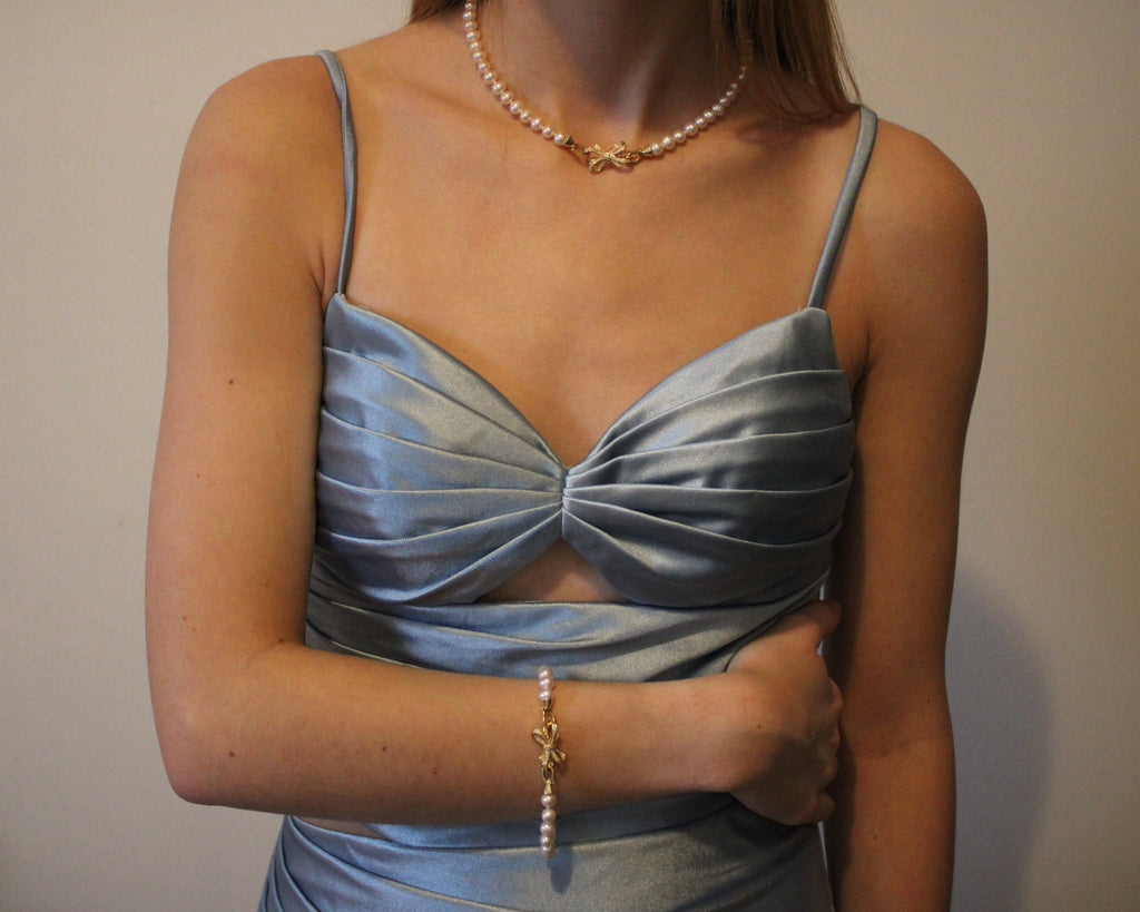 Bow pearl necklace set worn by a model