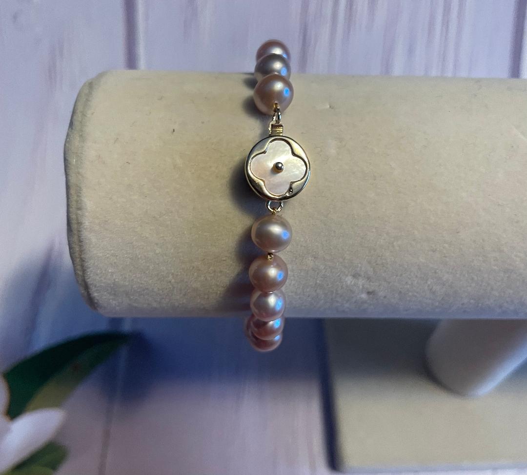 lavender freshwater pearl bracelet AAA grade with mother of pearl gold clasp