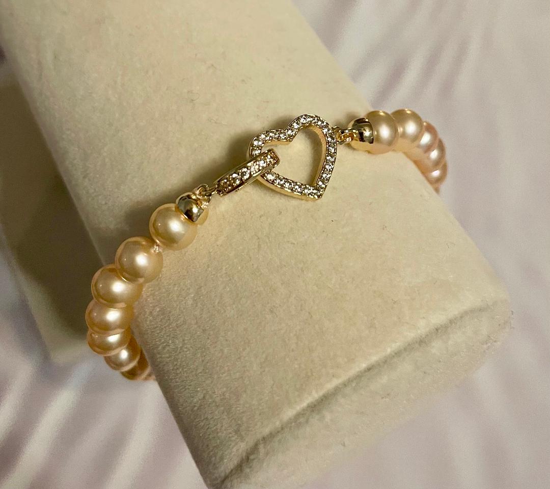 AA+ grade pink freshwater pearl hand-knotted bracelet with gold heart clasp