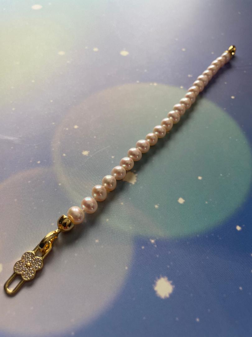 AAA grade white freshwater pearl bracelet with gold flower clasp